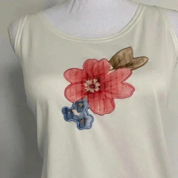 White embroidered patch flower tank top. - Picture 2 of 4